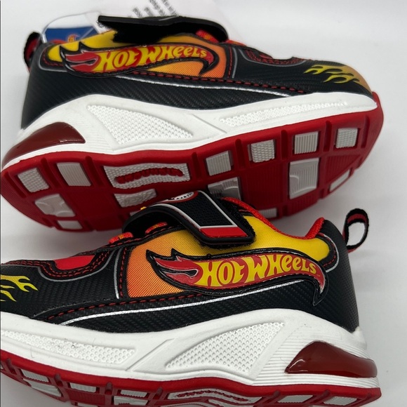 🔥 Hot Wheels Toddler Sneakers – Size 6 – Black/Red/Yellow with Flames 🔥 - Picture 7 of 9